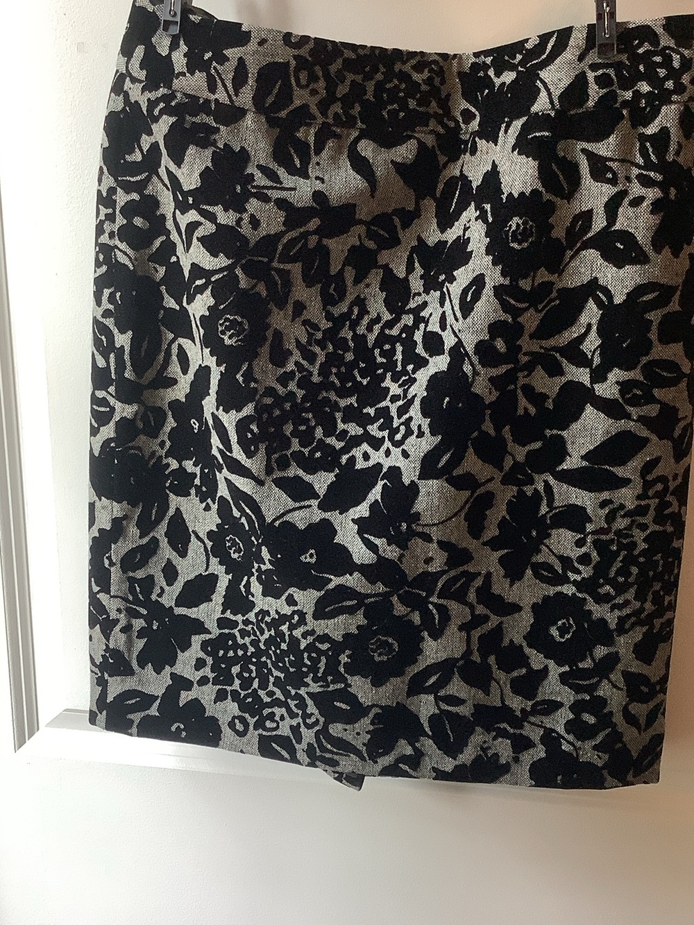 Ann Taylor Black and Silver Floral Jacquard Pencil Skirt